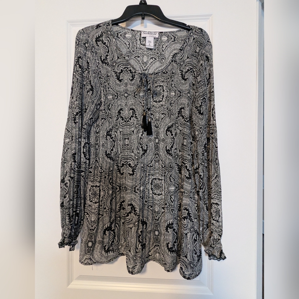 NWOT-NorthStyle Black & White Paisley Tie-Neck Tunic-Never Worn